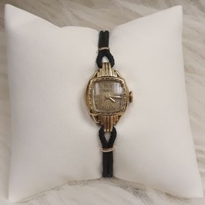 Bulova vintage gold tone womens wind watch